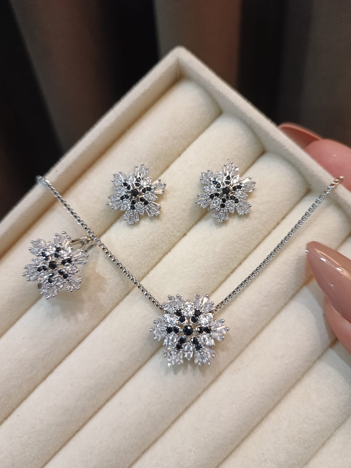 China gold locket set with ring